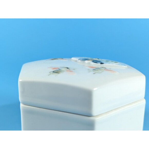 Vintage Chinese Hexagonal porcelain box with insect decorations, ceramic - Picture 6 of 9